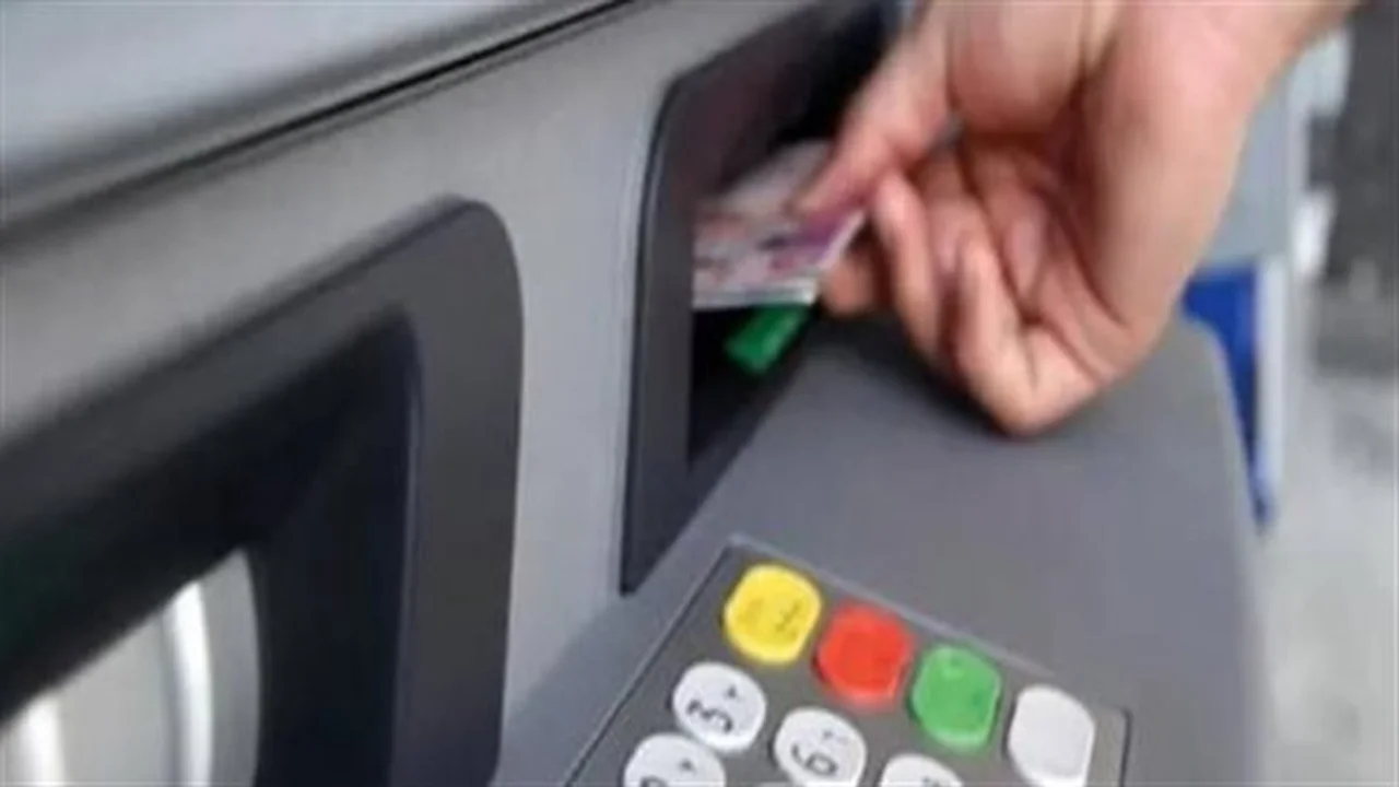 توفير 1800 جنيه.. طريقة تجنب رسوم السحب الإضافية من ماكينات البنوك المختلقة